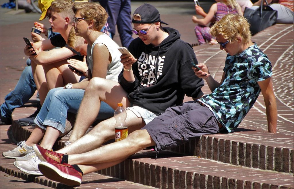 Jugendliche am Handy